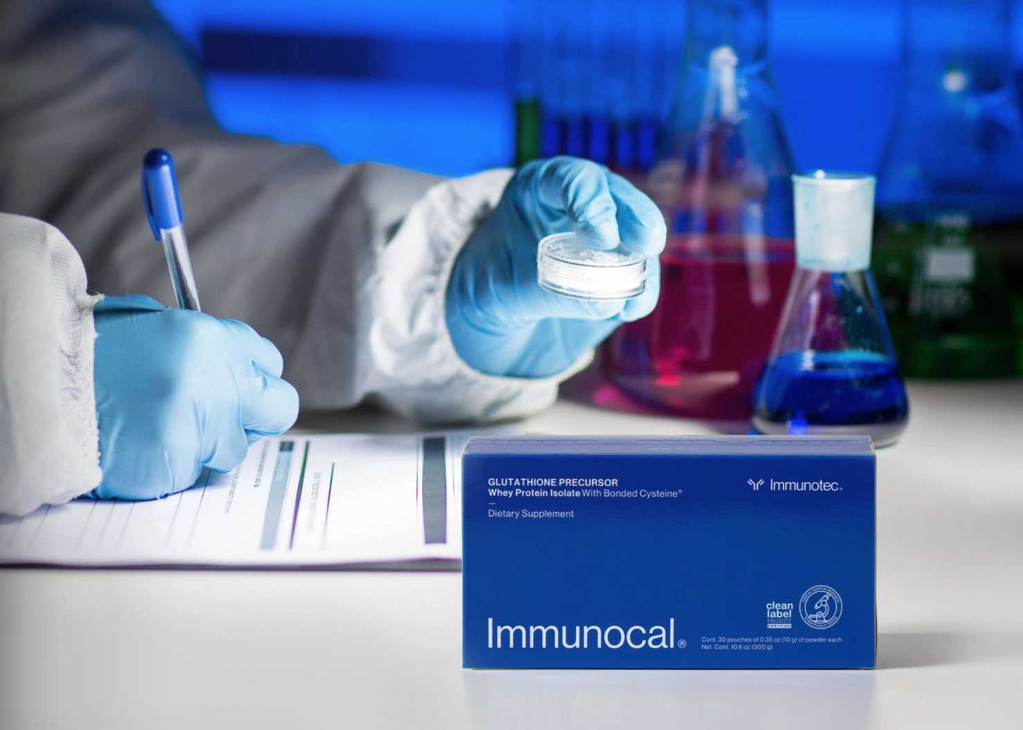 Laboratorio Immunotec con producto Immunocal para la biblioteca científica de Bienestar Platino